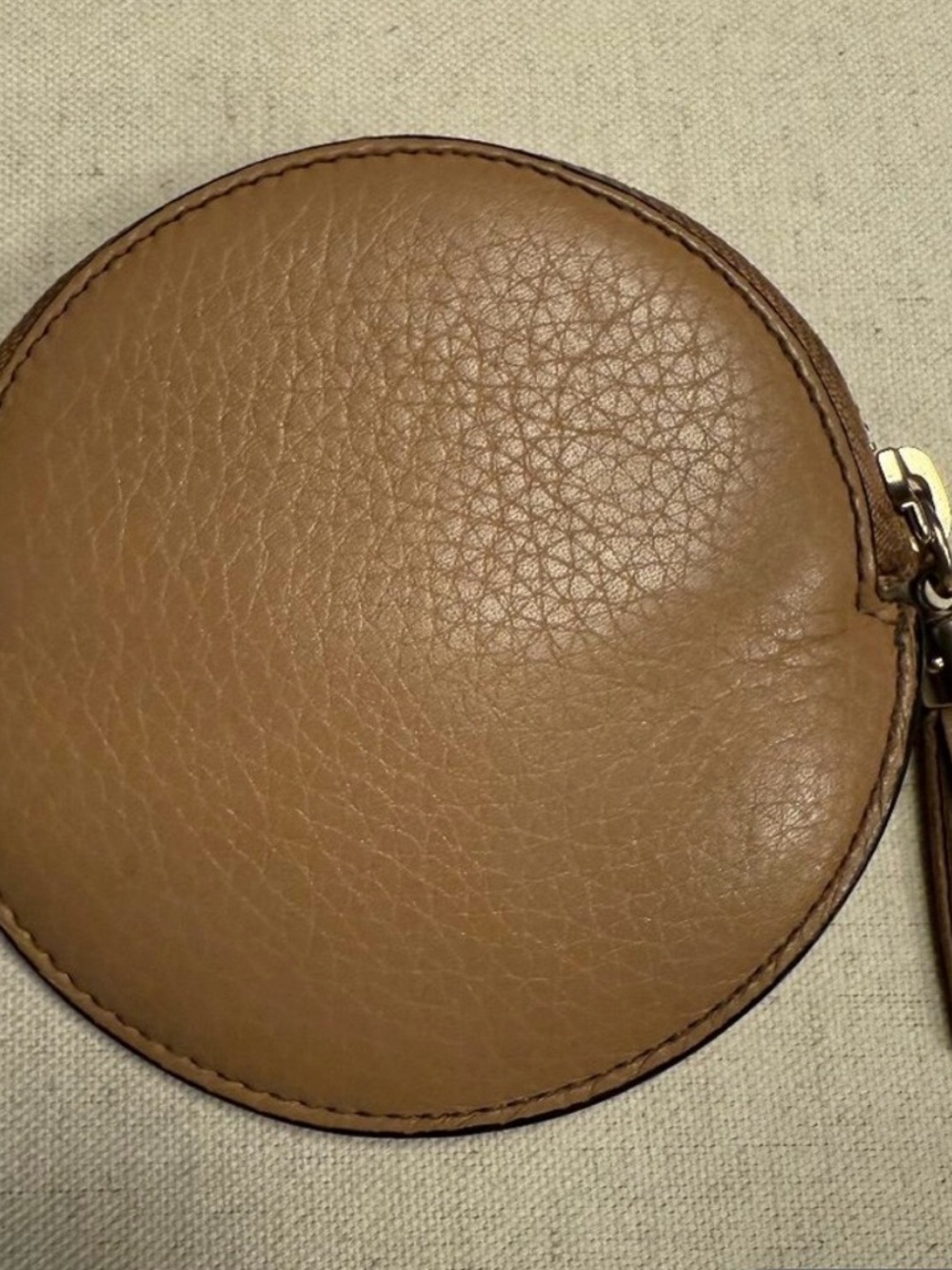 Gucci Tan Leather GG Embossed Round Coin Pouch - Picture 2 of 9